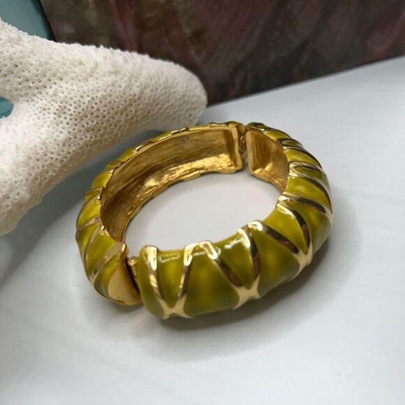 Kenneth Jay Lane Hingled Bangle Bracelet Gold Yellow Green - Picture 9 of 13